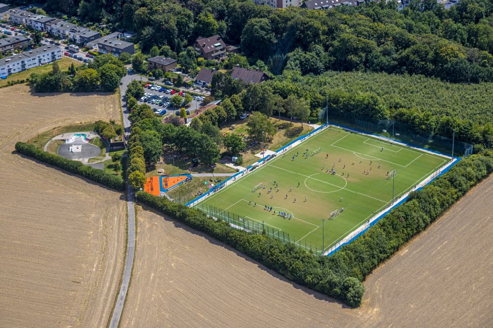 Aerial photograph Velbert - Sports grounds and football pitch on street Hohenbruchstrasse in Velbert in the state North Rhine-Westphalia, Germany