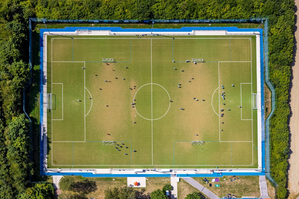 Aerial image Velbert - Sports grounds and football pitch on street Hohenbruchstrasse in Velbert in the state North Rhine-Westphalia, Germany