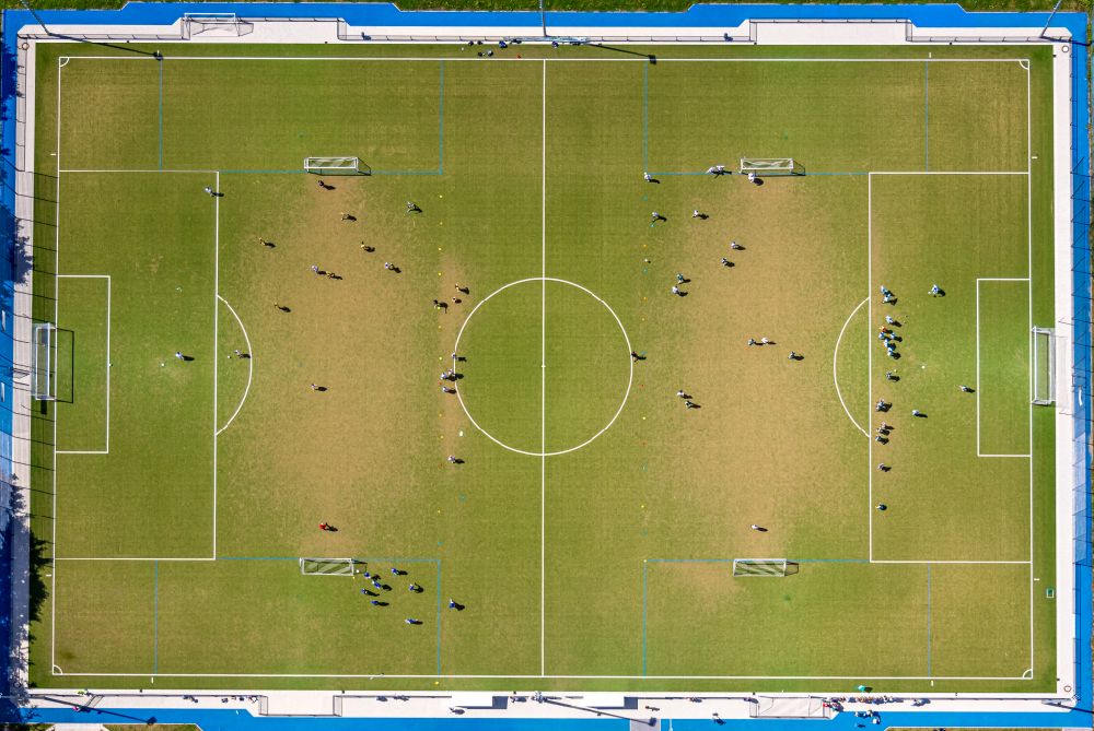 Aerial photograph Velbert - Sports grounds and football pitch on street Hohenbruchstrasse in Velbert in the state North Rhine-Westphalia, Germany
