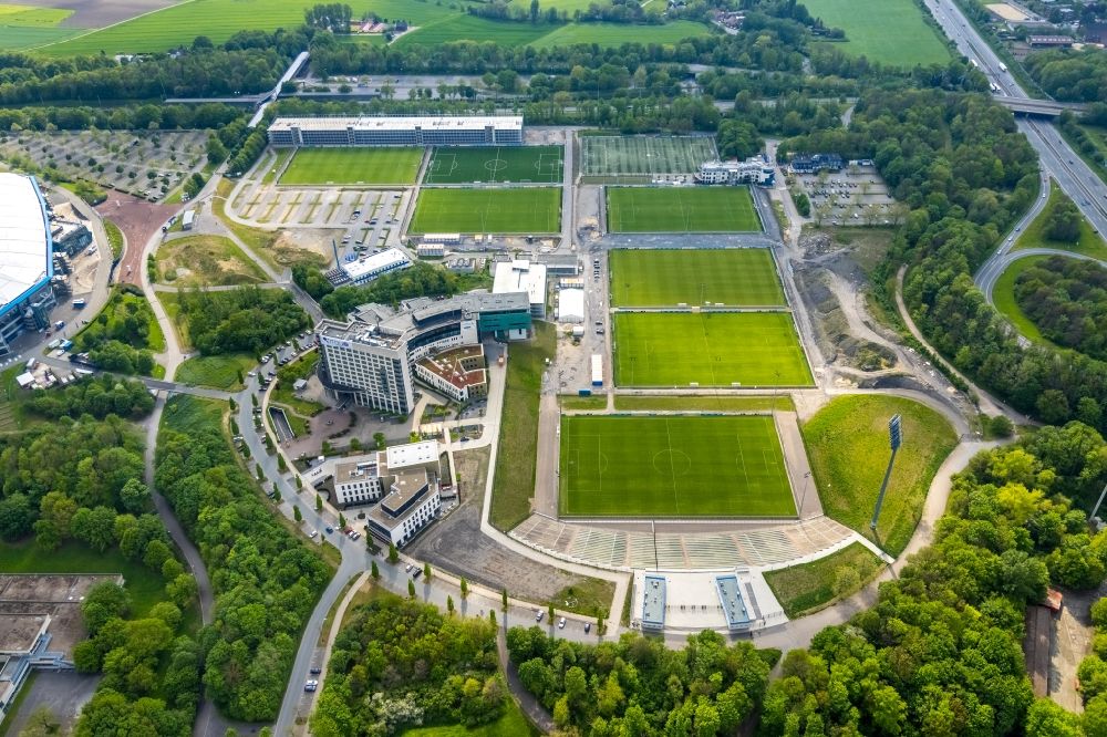 Aerial photograph Gelsenkirchen - Ensemble of sports grounds of FC Gelsenkirchen-Schalke 04 e.V. between the Ernst-Kuzorra-Weg and of the Parkallee in the district Erle in Gelsenkirchen at Ruhrgebiet in the state North Rhine-Westphalia, Germany