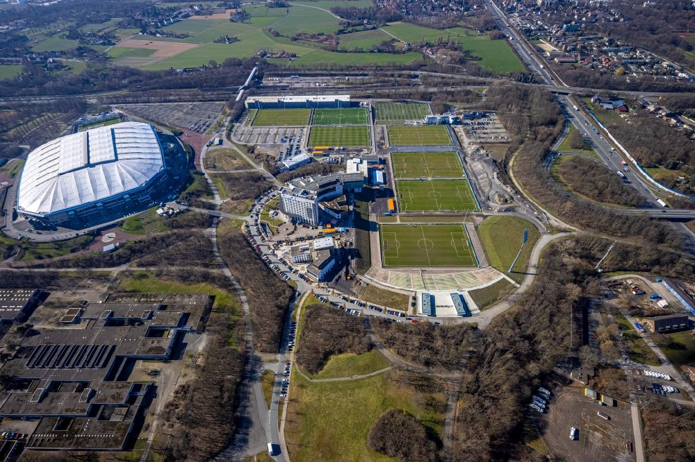 Aerial photograph Gelsenkirchen - Ensemble of sports grounds of FC Gelsenkirchen-Schalke 04 e.V. between the Ernst-Kuzorra-Weg and of the Parkallee in the district Erle in Gelsenkirchen at Ruhrgebiet in the state North Rhine-Westphalia, Germany