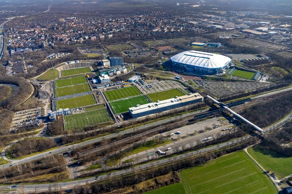 Gelsenkirchen from the bird's eye view: Ensemble of sports grounds of FC Gelsenkirchen-Schalke 04 e.V. between the Ernst-Kuzorra-Weg and of the Parkallee in the district Erle in Gelsenkirchen at Ruhrgebiet in the state North Rhine-Westphalia, Germany
