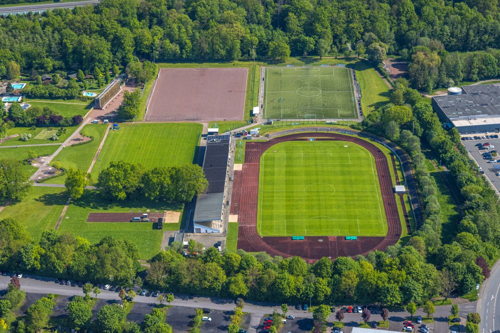 Aerial photograph Hüsten - Ensemble of the sports grounds Sportzentrum Grosse Wiese with the stadium Grosse Wiese in Huesten in the state North Rhine-Westphalia, Germany