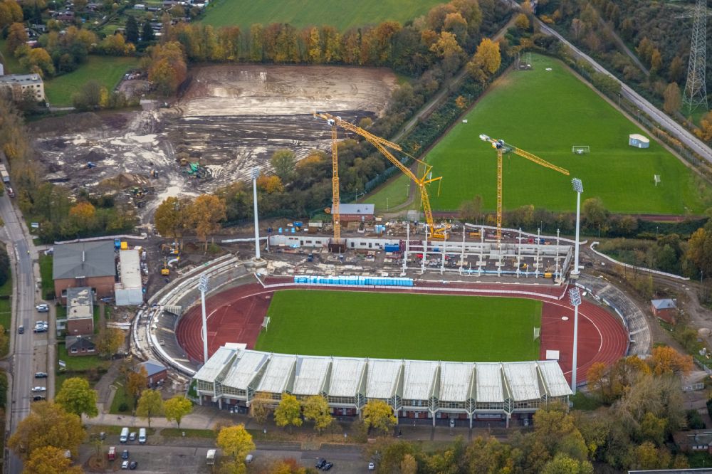 Aerial photograph Bochum - Sports facility grounds of the Arena stadium Lohrheidestadion overlooking the Landmarke Himmelstreppe by the artist Herman Prigann on a former slag heap in the district Wattenscheid in Bochum in the state North Rhine-Westphalia
