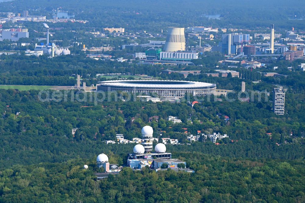 Aerial image Berlin - Sports facility grounds of the arena of the Olympic Stadium stadium of the Hertha BSC soccer first division team in Berlin and the ruins of the former military listening and radar system on the Teufelsberg in the Grunewald in Berlin - Charlottenburg
