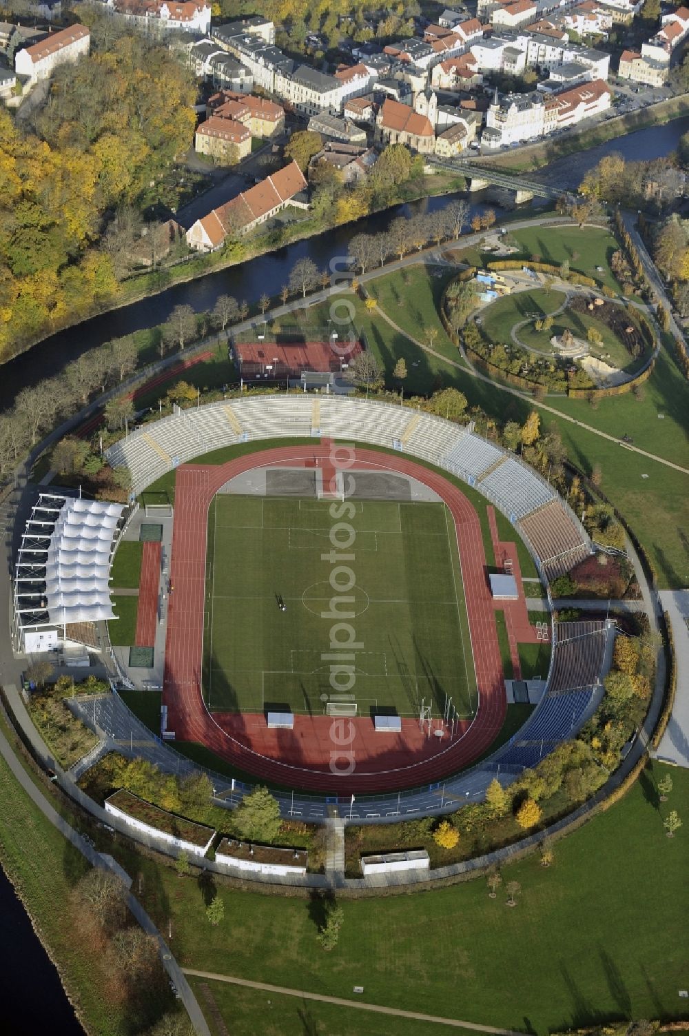 Aerial photograph Gera - Sports facility grounds of the Arena stadium Stadion of Freandschaft of BSG Wismut Gera on park Hofwiesenpark in Gera in the state Thuringia, Germany