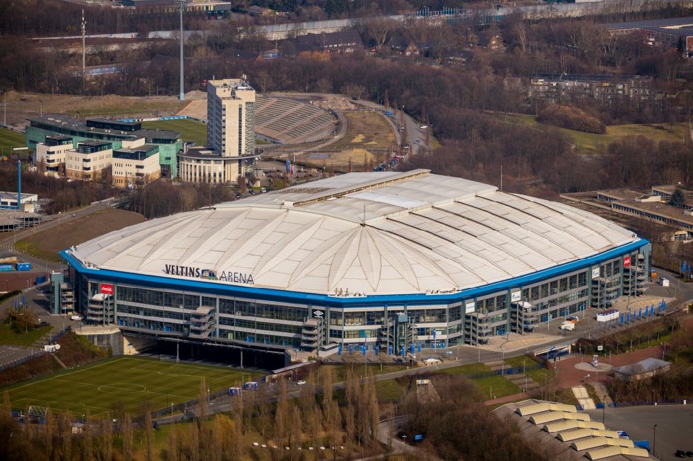 Aerial image Gelsenkirchen - Sports facility grounds of the Arena stadium VELTINS-Arena with dem Freizeitzentrum Sport-Paradies in Gelsenkirchen in the state North Rhine-Westphalia, Germany