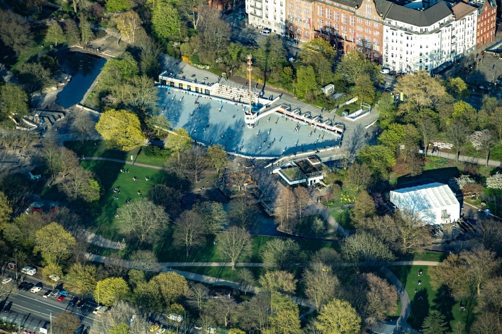 Aerial photograph Hamburg - Sports facility grounds of the Eis Arena in the Planten un Blomen park in the Sankt Pauli district in Hamburg, Germany