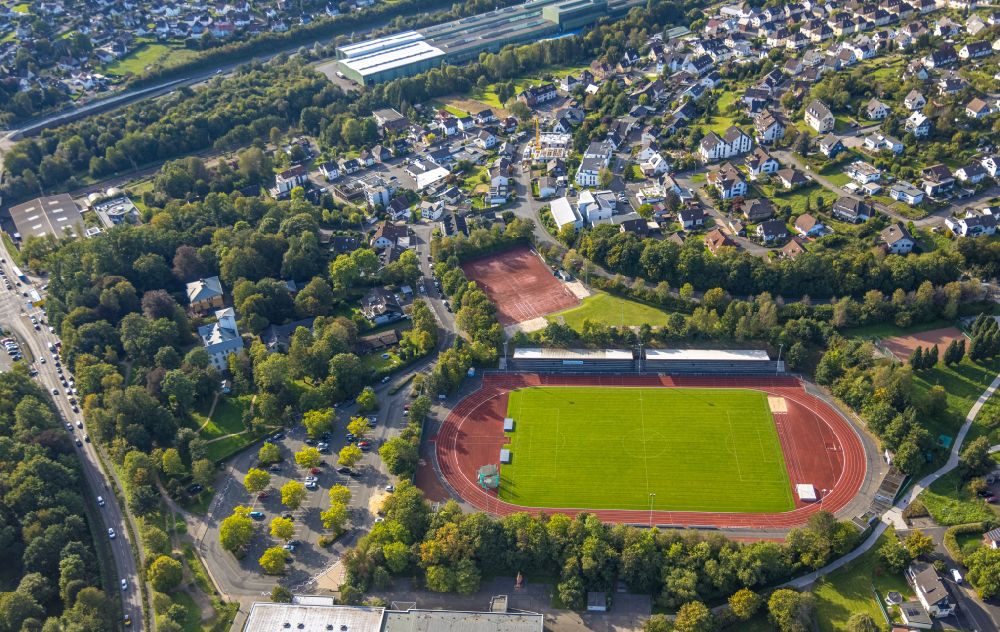 Aerial photograph Kreuztal - Sports facility grounds of stadium Stadion Staehlerwiese Am Park with the school center on Djurslandweg in Kreuztal on Siegerland in the state North Rhine-Westphalia, Germany