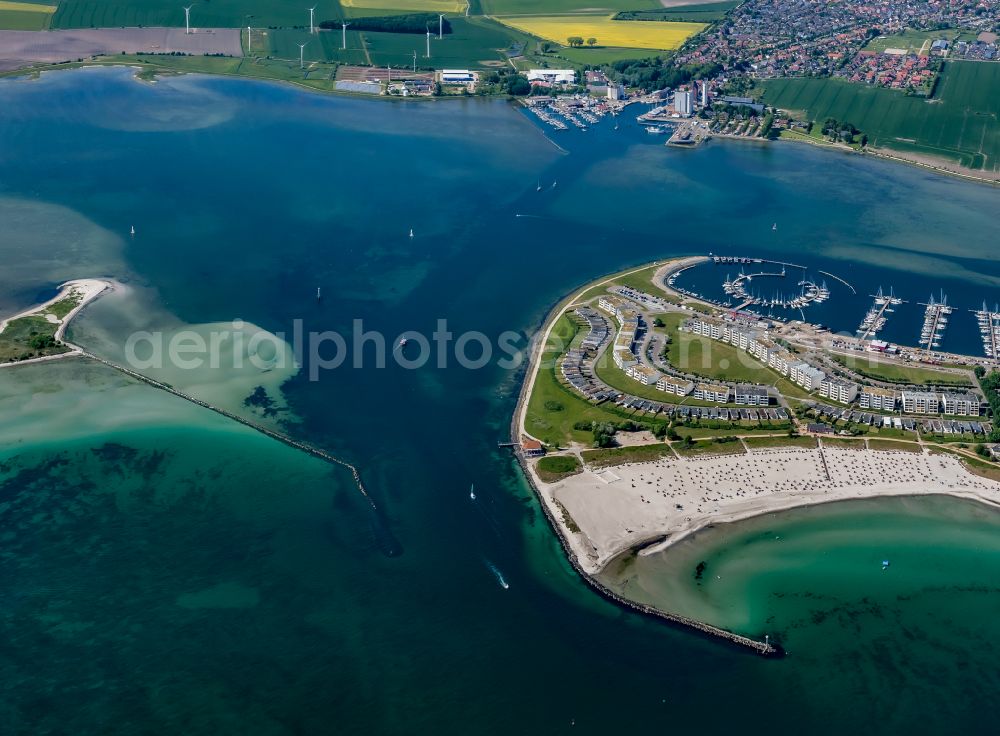Fehmarn from the bird's eye view: Track in the fairway of the waterways for shipping on the sea water surface of the Baltic Sea to the Burger Binnensee in the district Burg auf Fehmarn in Fehmarn on the island of Fehmarn in the state Schleswig-Holstein, Germany