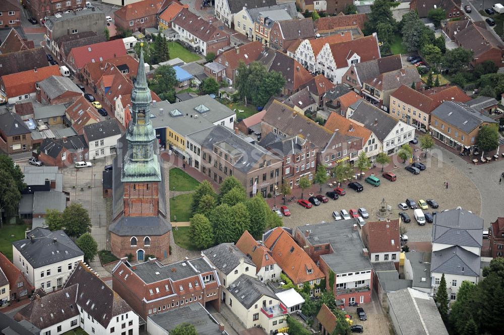 Tönning from above - Blick auf die St. Laurentius-Kirche und den Marktplatz in Tönning. Der Barockturm der Kirche ist 62 m hoch. View of the St. Lawrence's Church and the marketplace in Tonning. The baroque tower of the church is 62 meters high.