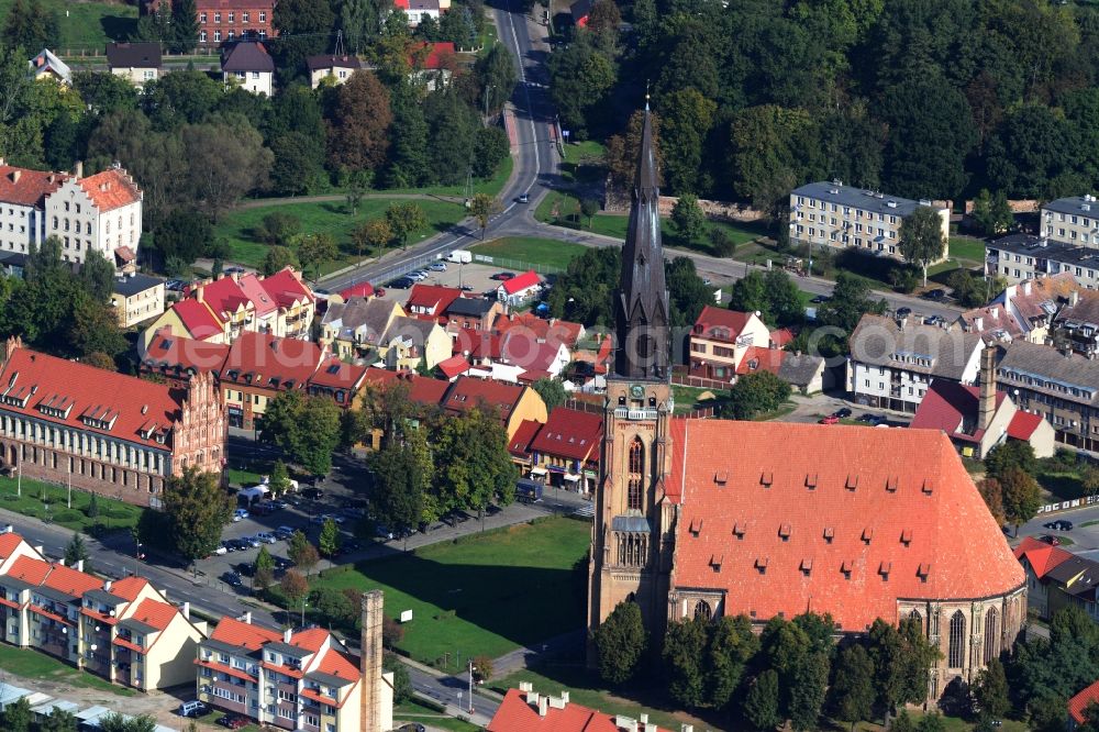 Chojna from the bird's eye view: St. Mary's Church in the city center in Chojna (formerly Konigsberg in Neumark) in the West Pomeranian Voivodeship in Poland