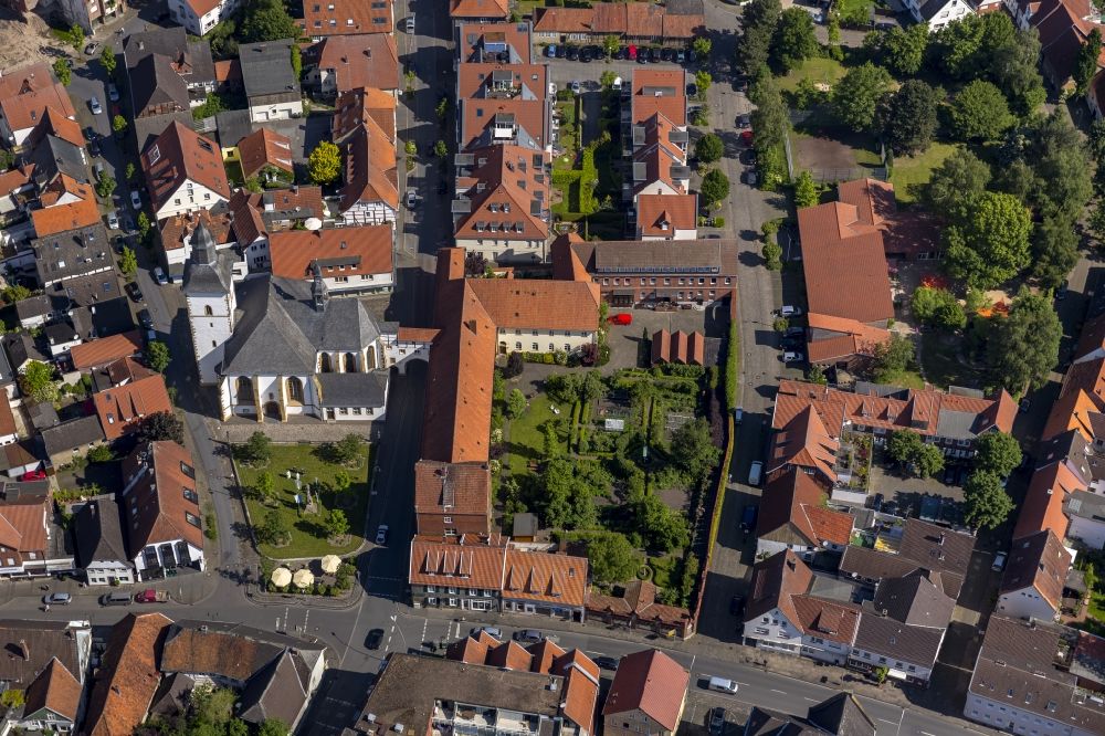 Aerial photograph Rheda-Wiedenbrück - The church Saint Marien next to the Franciscan monastery in the Moenchstrasse in Rheda-Wiedenbrueck in the state North Rhine-Westphalia