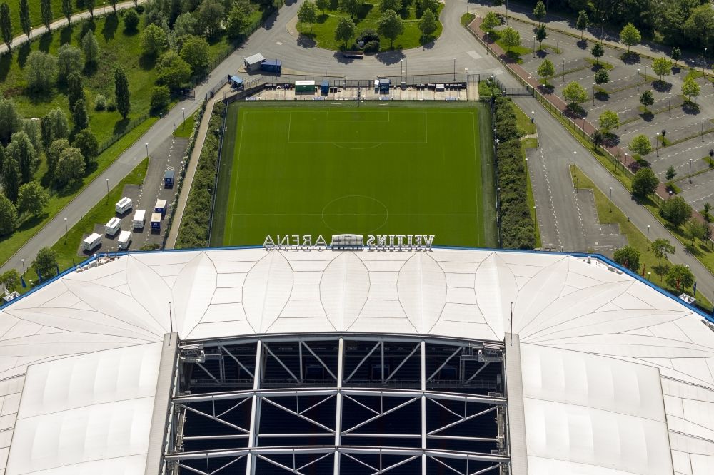 Aerial photograph Gelsenkirchen - View the Veltins-Arena, the stadium of Bundesliga football team FC Schalke 04. The multifunctional arena also offers space for concerts and other sports events such as biathlon, ice hockey or boxing