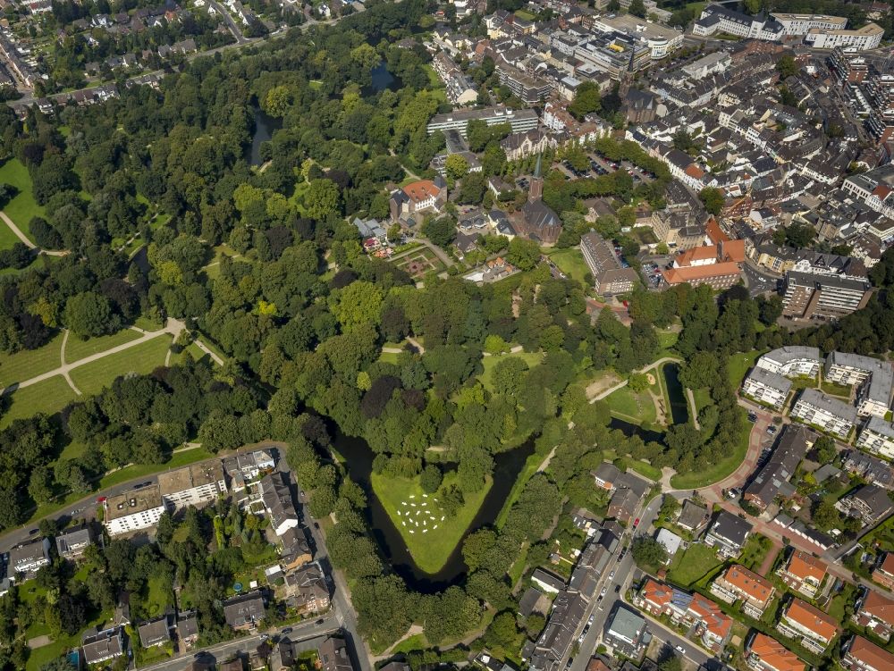 Moers from the bird's eye view: City view with old ramparts of the former city walls and castle park in Moers in North Rhine-Westphalia