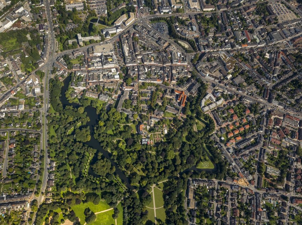 Aerial photograph Moers - City view with old ramparts of the former city walls and castle park in Moers in North Rhine-Westphalia