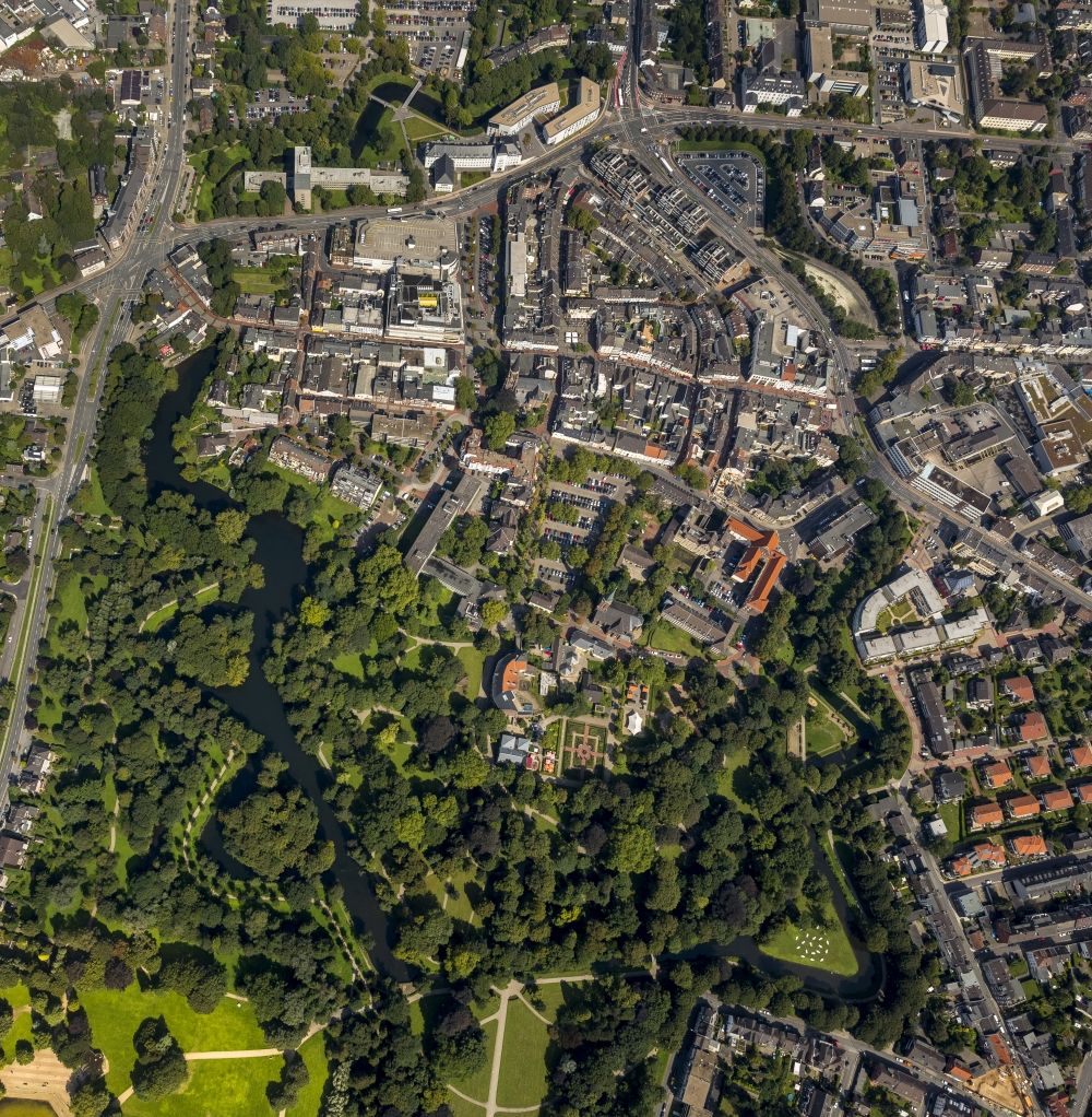 Moers from the bird's eye view: City view with old ramparts of the former city walls and castle park in Moers in North Rhine-Westphalia
