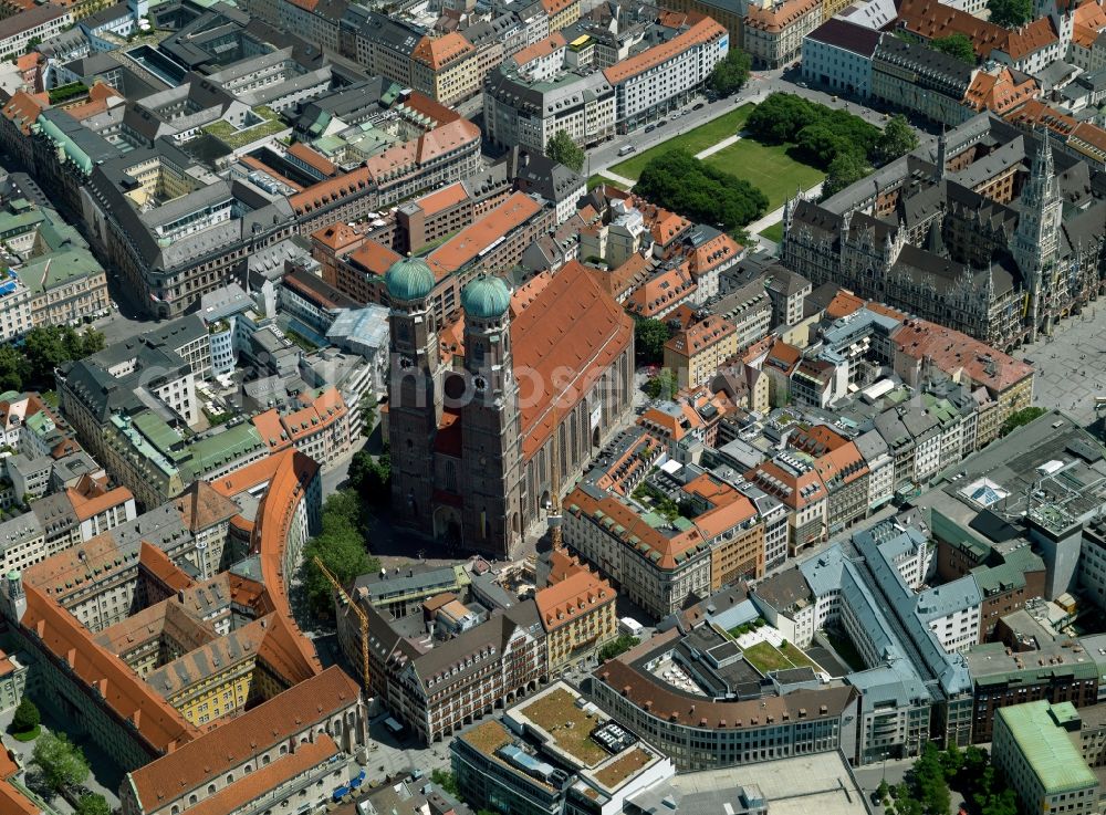 Aerial image München - City view of the Old Town at the Frauenkirche at the New Town Hall in the center of Munich in Bavaria