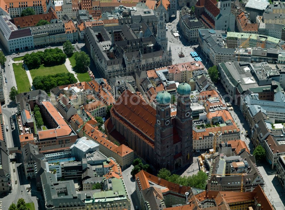 Aerial photograph München - City view of the Old Town at the Frauenkirche at the New Town Hall in the center of Munich in Bavaria