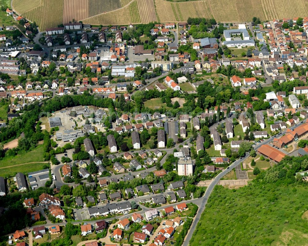 Aerial photograph Bad Kreuznach - View of Ruedesheimer Street of Bad Kreuznach in the state of Rhineland-Palatinate. Bad Kreuznach is a spa town and county capital and is located on the rivers Nahe and Ellerbach. Apart from historic buildings and parts of the town, there are also several residential areas with multi-family homes and estates - visible here in the West of the town