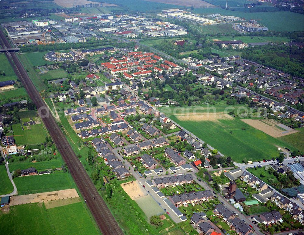 Aerial image Langenfeld / Hilden - Stadtansicht Berghausen im Norden von Langenfeld. Cityscape of the district Berghausen in the north of the town Langenfeld.