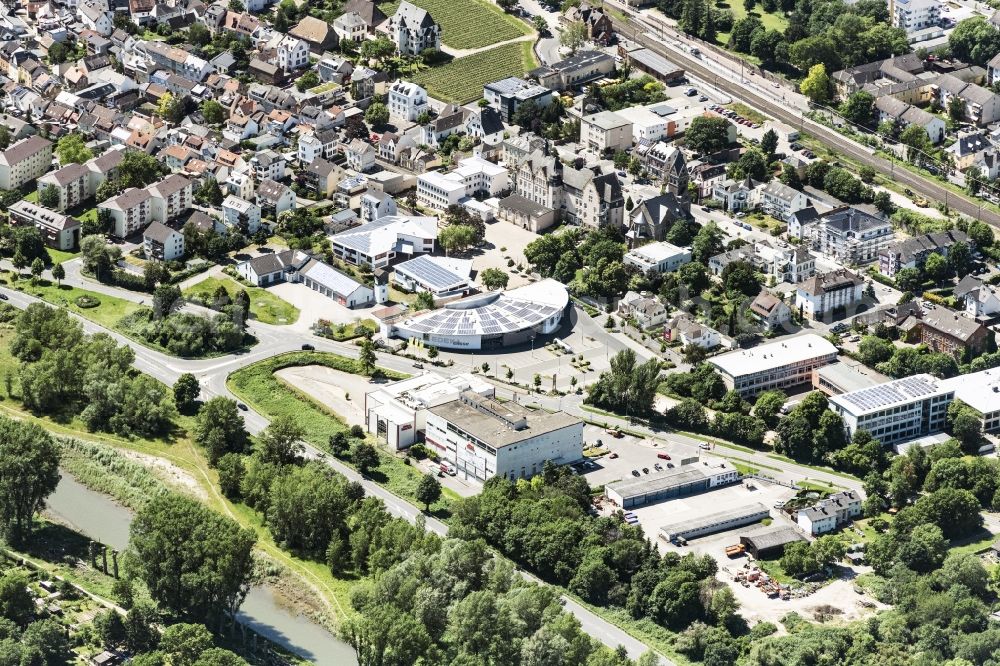 Geisenheim from the bird's eye view: District with Blick auf den EDEKA Grisse and das Moebelhaus Henrich in the city in Geisenheim in the state Hesse, Germany
