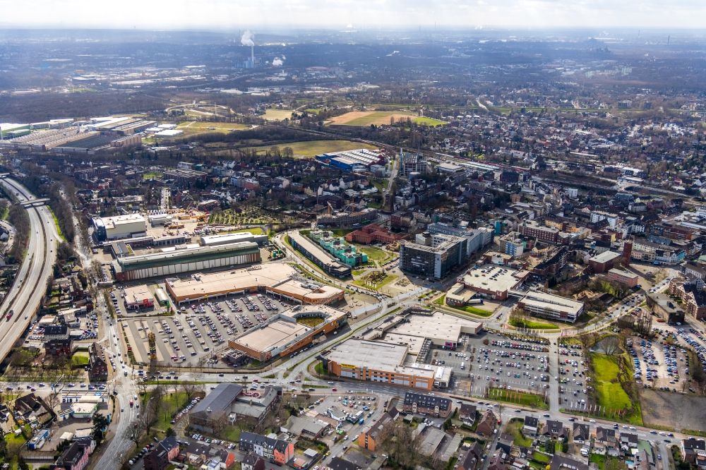 Oberhausen from the bird's eye view: District overlooking the buildings of the shopping centers Sterkrader Tor Oberhausen and Siemes Schuhcenter Oberhausen-Sterkrade on Bahnhofstrasse in the city in the district Sterkrade in Oberhausen in the state North Rhine-Westphalia, Germany