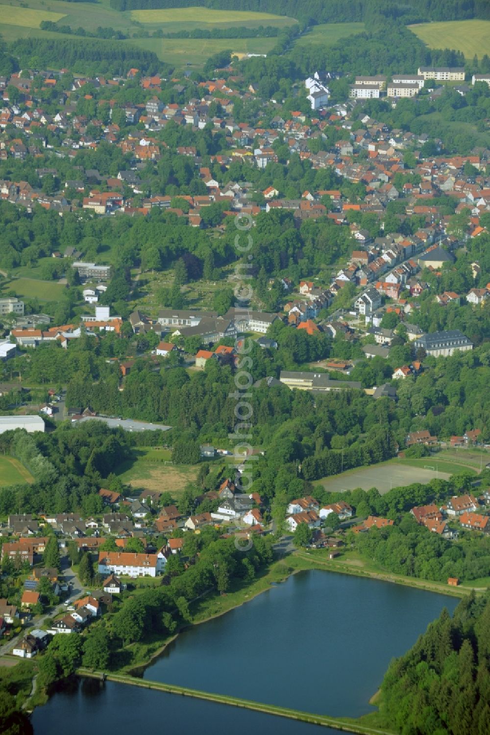 Aerial photograph Clausthal-Zellerfeld - View of the town of Clausthal-Zellerfeld in the state of Lower Saxony. The mountain and university town is an official spa resort in the county district of Goslar. Two ponds are located in the East of the town which is the location of the Technical University of Clausthal