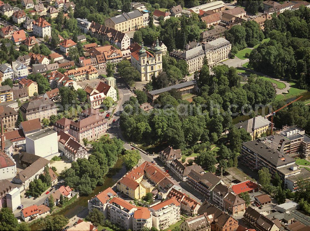 Aerial image Donaueschingen - Blick entlang der Josefstraße mit Mehrfamilienhäuser in Richtung Schützenbrücke, welche über die Brigach führt. Im Hintergrund die Stadtkirche St. Johann und das Fürstlich Fürstenbergische Schloß mit Donauquelle und Schlosspark.