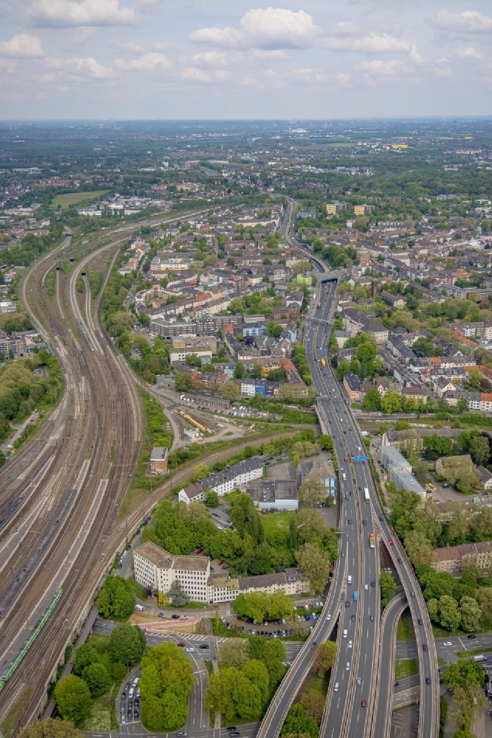 Essen from the bird's eye view: City view along the federal highway A 40 in Essen at Ruhrgebiet in the state North Rhine-Westphalia