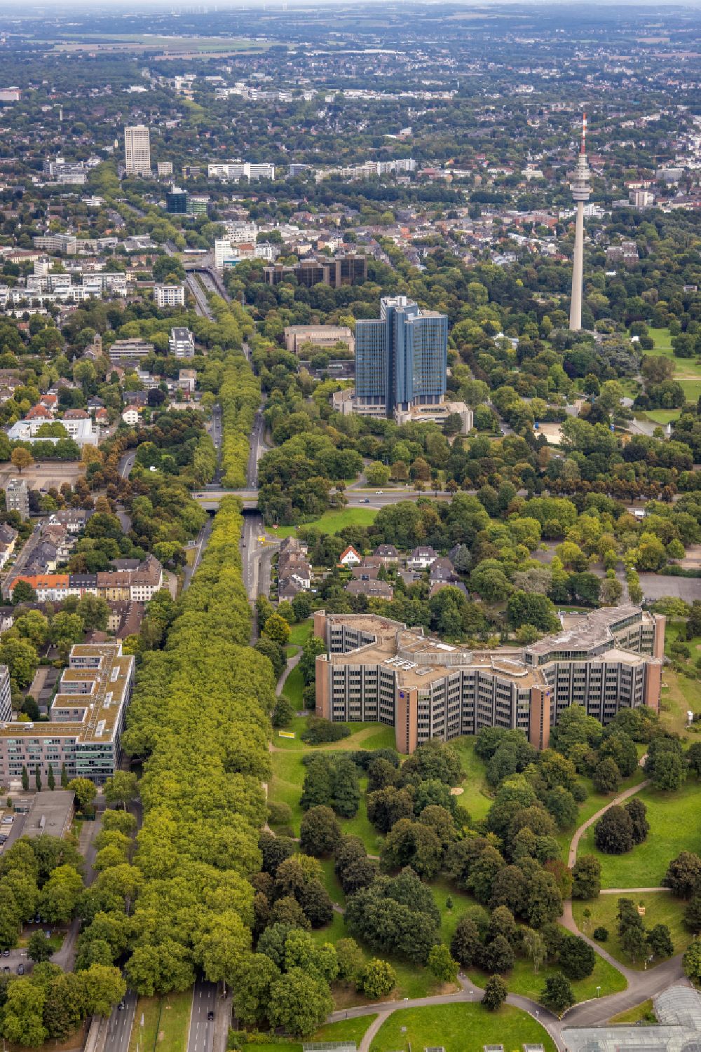 Aerial image Dortmund - City view of the inner city area along the Rheinlanddamm in the district Ruhrallee Ost in Dortmund in the Ruhr area in the state North Rhine-Westphalia, Germany