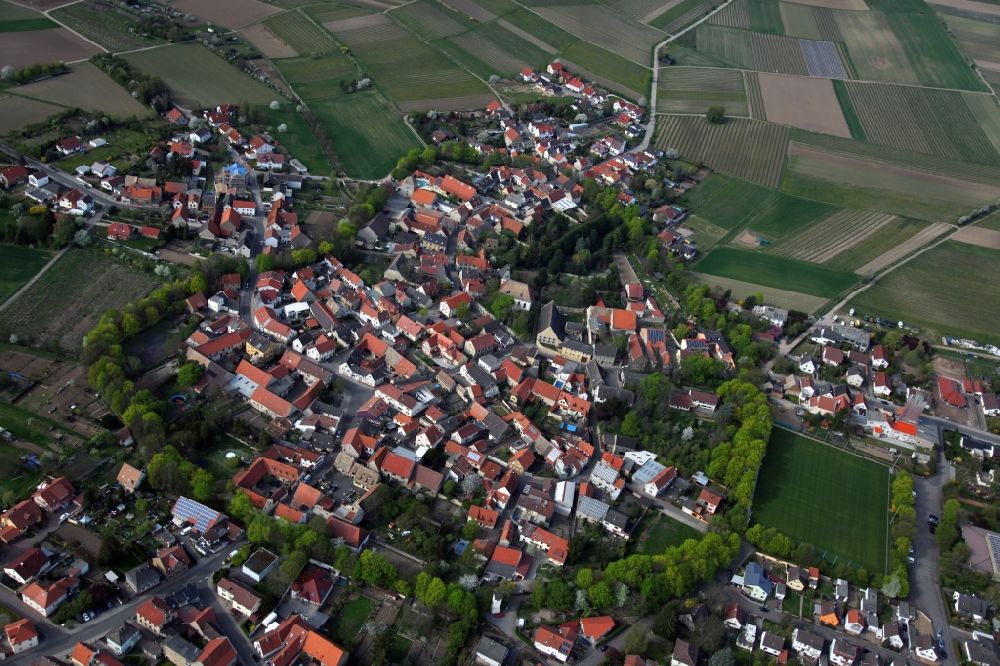 Eppelsheim from the bird's eye view: City view of Eppelsheim, a municipality of Rheinhessen in the district Alzey Worms in the state of Rhineland-Palatinate. The locality belongs to the municipality Alzey-Land. The village ditch, also called Effenring, included heart-shaped the medieval village and served with its heaped high ramparts as a village fastening