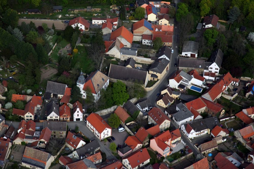 Aerial photograph Eppelsheim - City view of Eppelsheim, a municipality of Rheinhessen in the district Alzey Worms in the state of Rhineland-Palatinate. The locality belongs to the municipality Alzey-Land. The village ditch, also called Effenring, included heart-shaped the medieval village and served with its heaped high ramparts as a village fastening