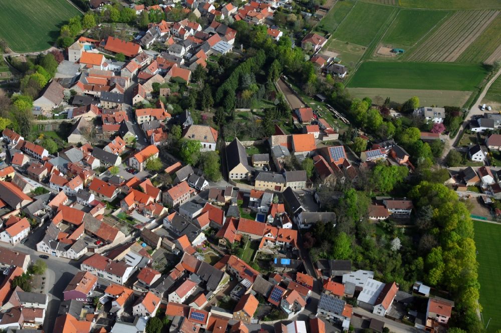 Aerial photograph Eppelsheim - City view of Eppelsheim, a municipality of Rheinhessen in the district Alzey Worms in the state of Rhineland-Palatinate. The locality belongs to the municipality Alzey-Land. The village ditch, also called Effenring, included heart-shaped the medieval village and served with its heaped high ramparts as a village fastening