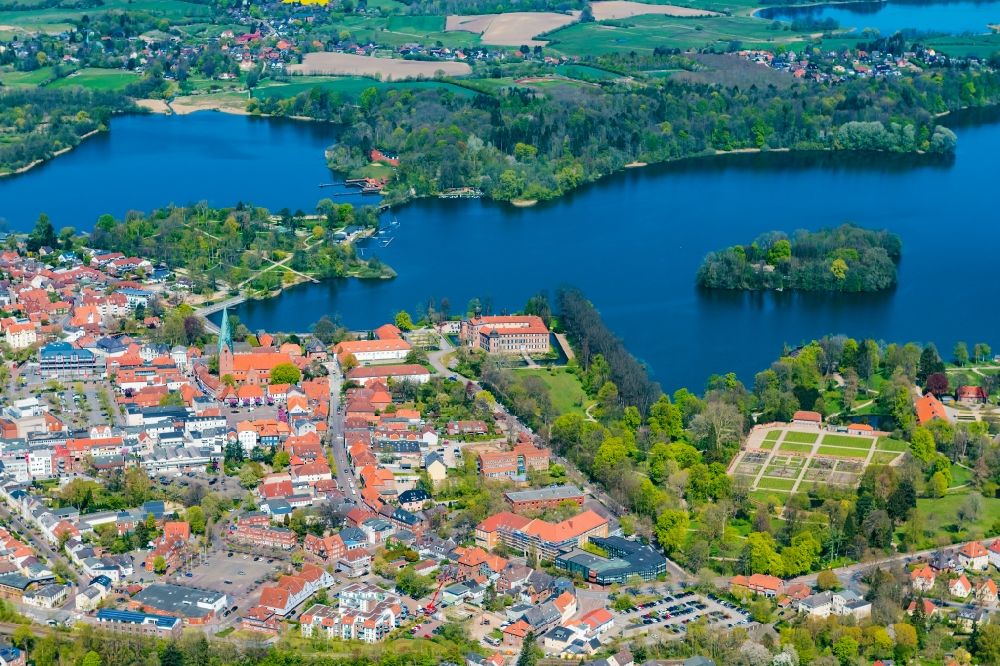 Aerial image Eutin - City view Eutin with the Great Eutiner See, the old town center and the city center in the state of Schleswig-Holstein. Palace and palace park with the pheasant island