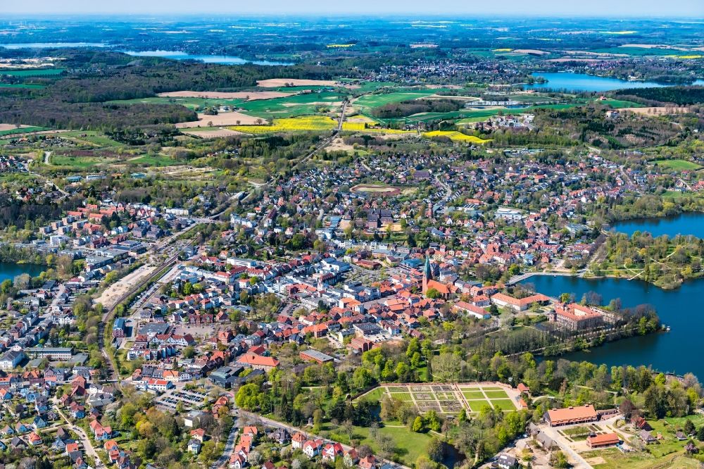 Aerial image Eutin - City view Eutin with the St. Michaelis church building in the old town center and downtown in the state of Schleswig-Holstein. To the east of the church: Palace and palace grounds on the Great Eutin Lake