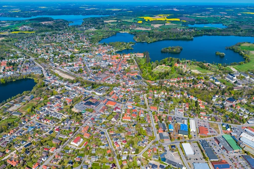 Eutin from the bird's eye view: City view Eutin with the St. Michaelis church building in the old town center and downtown in the state of Schleswig-Holstein. To the east of the church: Palace and palace grounds on the Great Eutin Lake