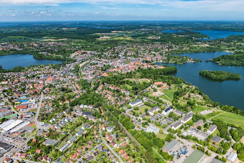 Aerial photograph Eutin - City view Eutin with the St. Michaelis church building in the old town center and downtown in the state of Schleswig-Holstein. To the east of the church: Palace and palace grounds on the Great Eutin Lake