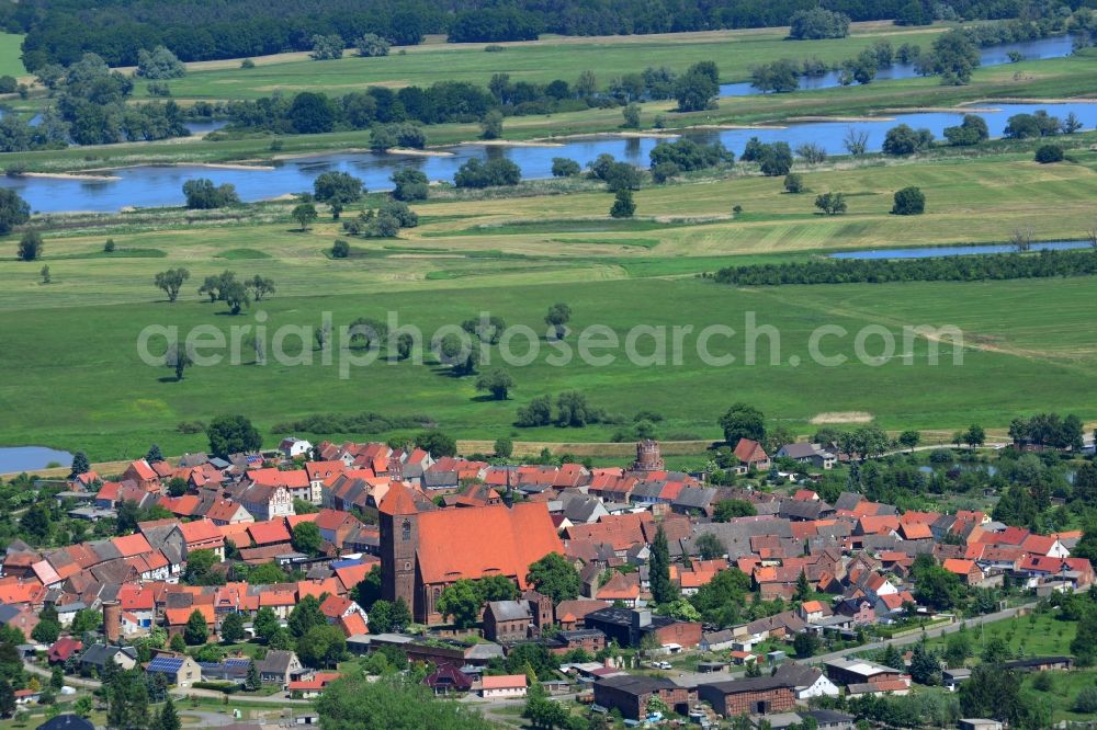Aerial image Hansestadt Werben (Elbe) - View of the Hanseatic town Werben (Elbe) in the state of Saxony-Anhalt. The small town with its historic town centre and buildings and is located in the North of the county district of Stendal and is one of the smallest towns of Germany. Its centre includes the Johanniskirche church (Saint John's) with its tower and red roof. The background shows the river Elbe