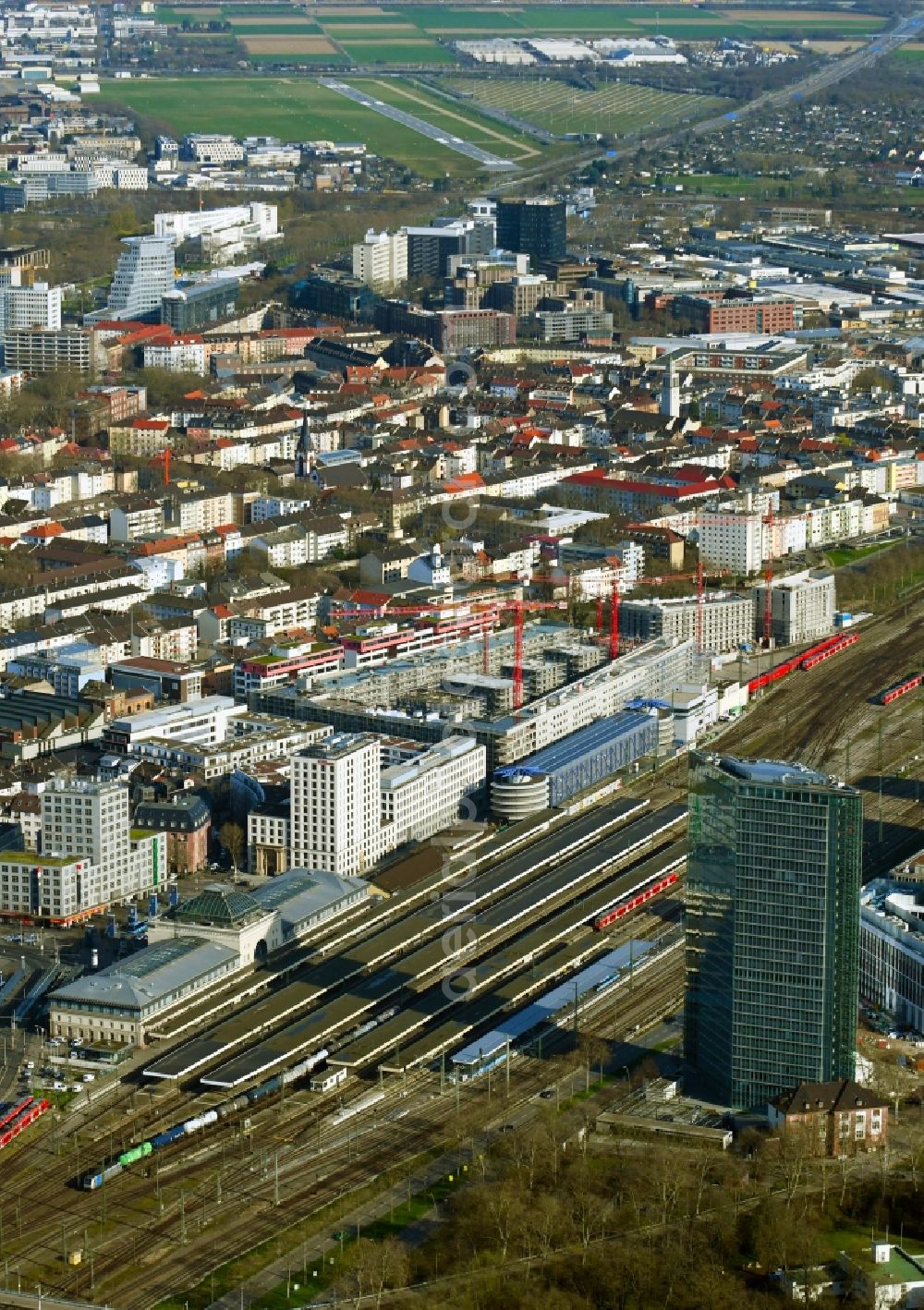 Mannheim from above - District view with a view of the central station with tracks in the station district in the urban area in Mannheim in the state Baden-Wurttemberg, Germany