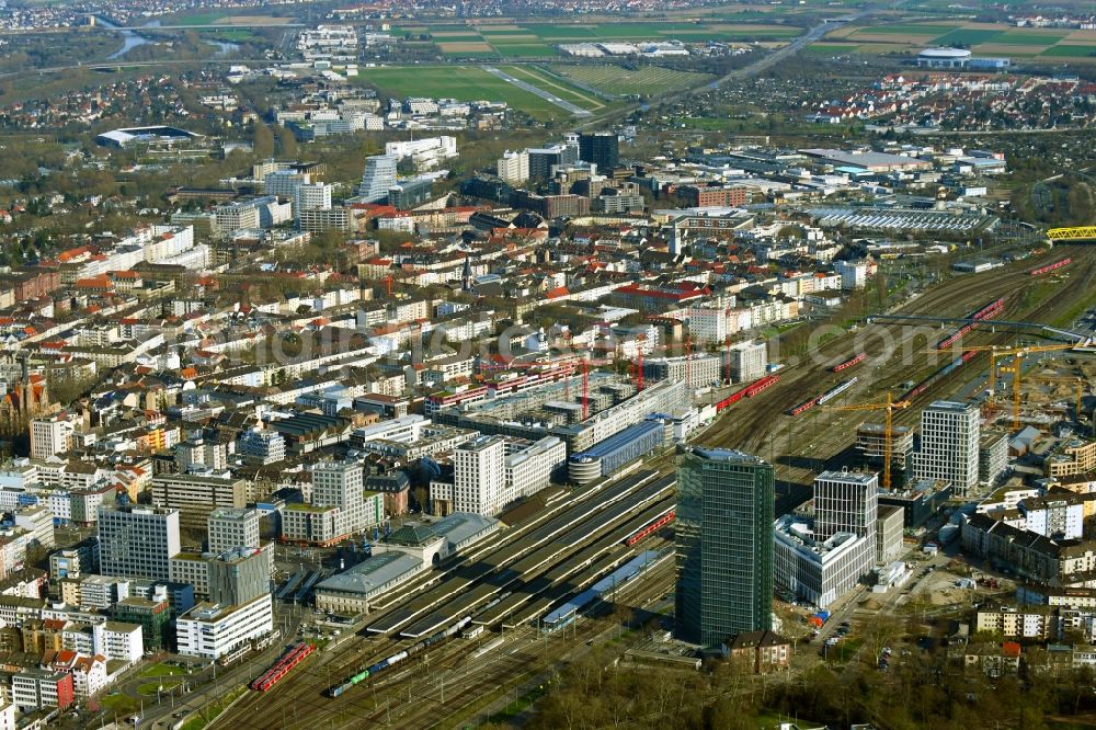 Mannheim from the bird's eye view: District view with a view of the central station with tracks in the station district in the urban area in Mannheim in the state Baden-Wurttemberg, Germany