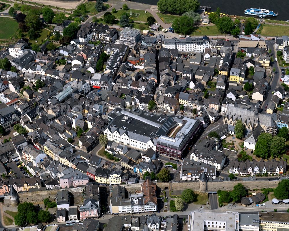 Aerial photograph Andernach - Townscape of Andernach in the state of Rhineland-Palatinate. The fortification walls, administrative buildings as well as the Christ Church are located close to the Rhine riverbank in the North of the historic town centre, surrounded by old residential and business buildings