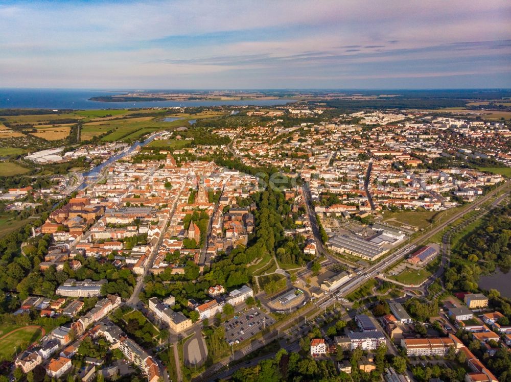 Aerial image Greifswald - City view of the historic city center with Jacobi Church and Cathedral of St. Nikolai and marketplace of the Hanseatic city of Greifswald in Mecklenburg-Western Pomerania