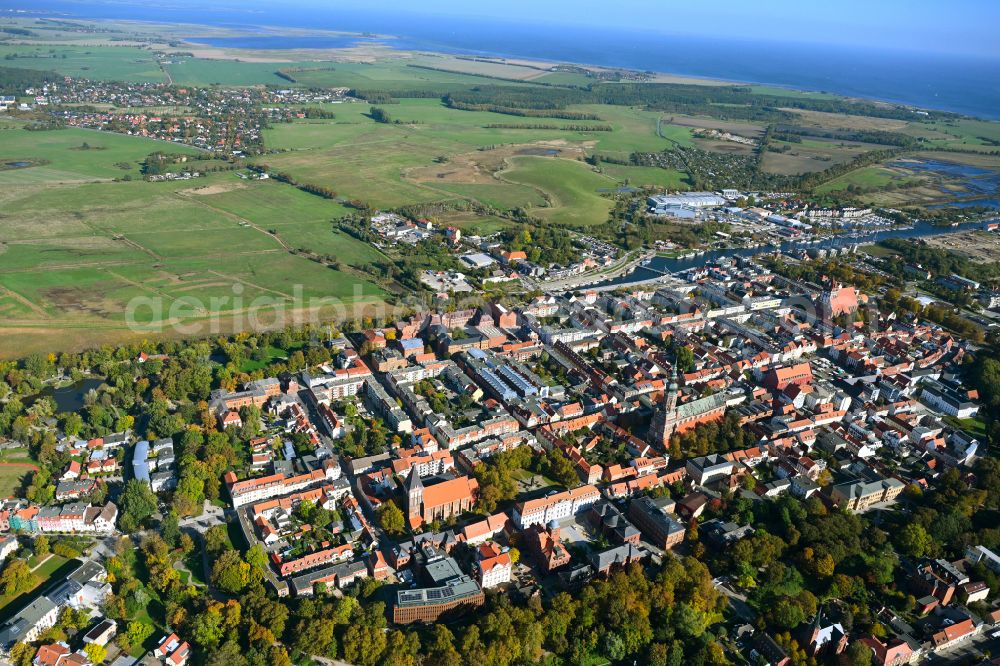Aerial image Hansestadt Greifswald - City view of the historic city center with Jacobi Church and Cathedral of St. Nikolai and marketplace of the Hanseatic city of Greifswald in Mecklenburg-Western Pomerania