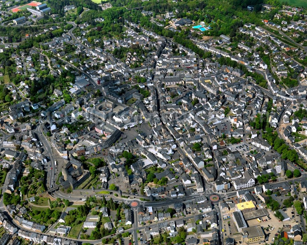 Aerial image Mayen - View of the historic town centre of Mayen in the state Rhineland-Palatinate. The town is located in the county district of Mayen-Koblenz in the Eifel region. The urban area is crossed by the river Nette. Mayen consists of a main town and four boroughs and districts. The town centre is known for the medieval town fortification with Castle Genovevaburg, the town's landmark with its castle keep, the Golo Tower