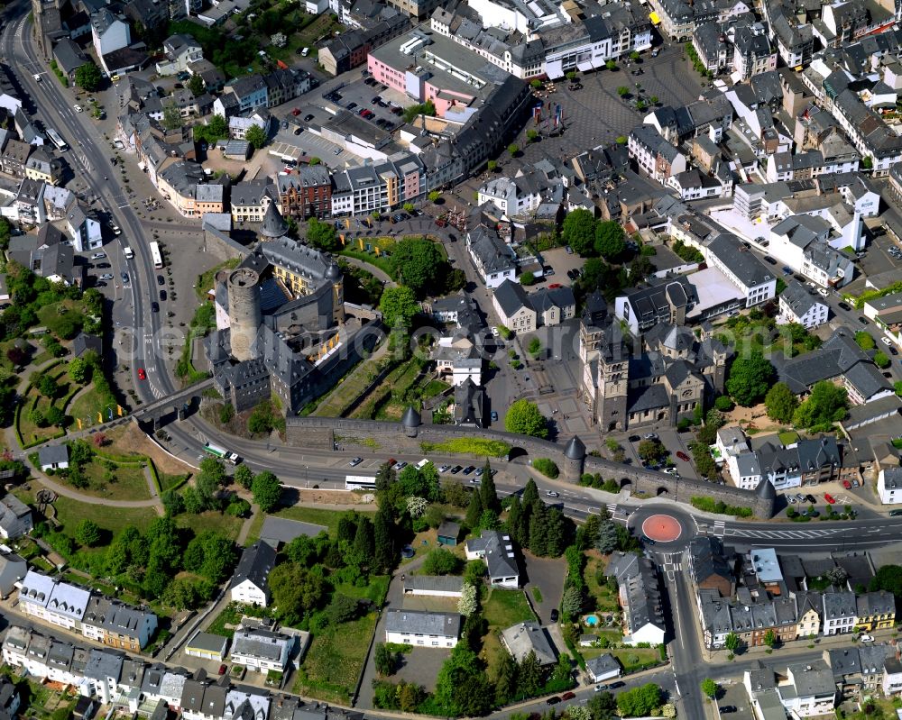 Aerial photograph Mayen - View of the historic town centre of Mayen in the state Rhineland-Palatinate. The town is located in the county district of Mayen-Koblenz in the Eifel region. The urban area is crossed by the river Nette. Mayen consists of a main town and four boroughs and districts. The town centre is known for the medieval town fortification with Castle Genovevaburg, the town's landmark with its castle keep, the Golo Tower