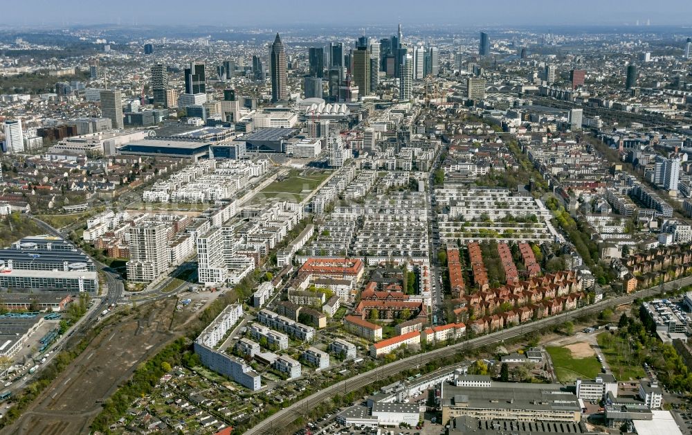 Aerial photograph Frankfurt am Main - City view on down town at the multi-family housing estate on Idsteiner Strasse - Schlossborner Strasse in Frankfurt in the state Hesse, Germany