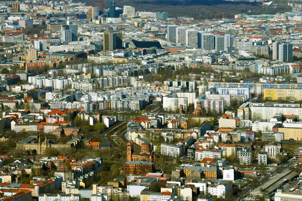 Aerial photograph Berlin - City view of the inner city area from Kreuzberg with a view towards Tiergarten, Potsdamer Platz and Stadt West in Berlin, Germany