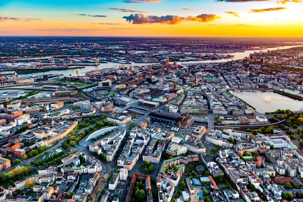 Aerial image Hamburg - City view on down town around the ZOB Bus Port Hamburg on central train station along the Adenauerallee and Kurt-Schumacher-Allee - Steindamm in the district Sankt Georg in Hamburg, Germany