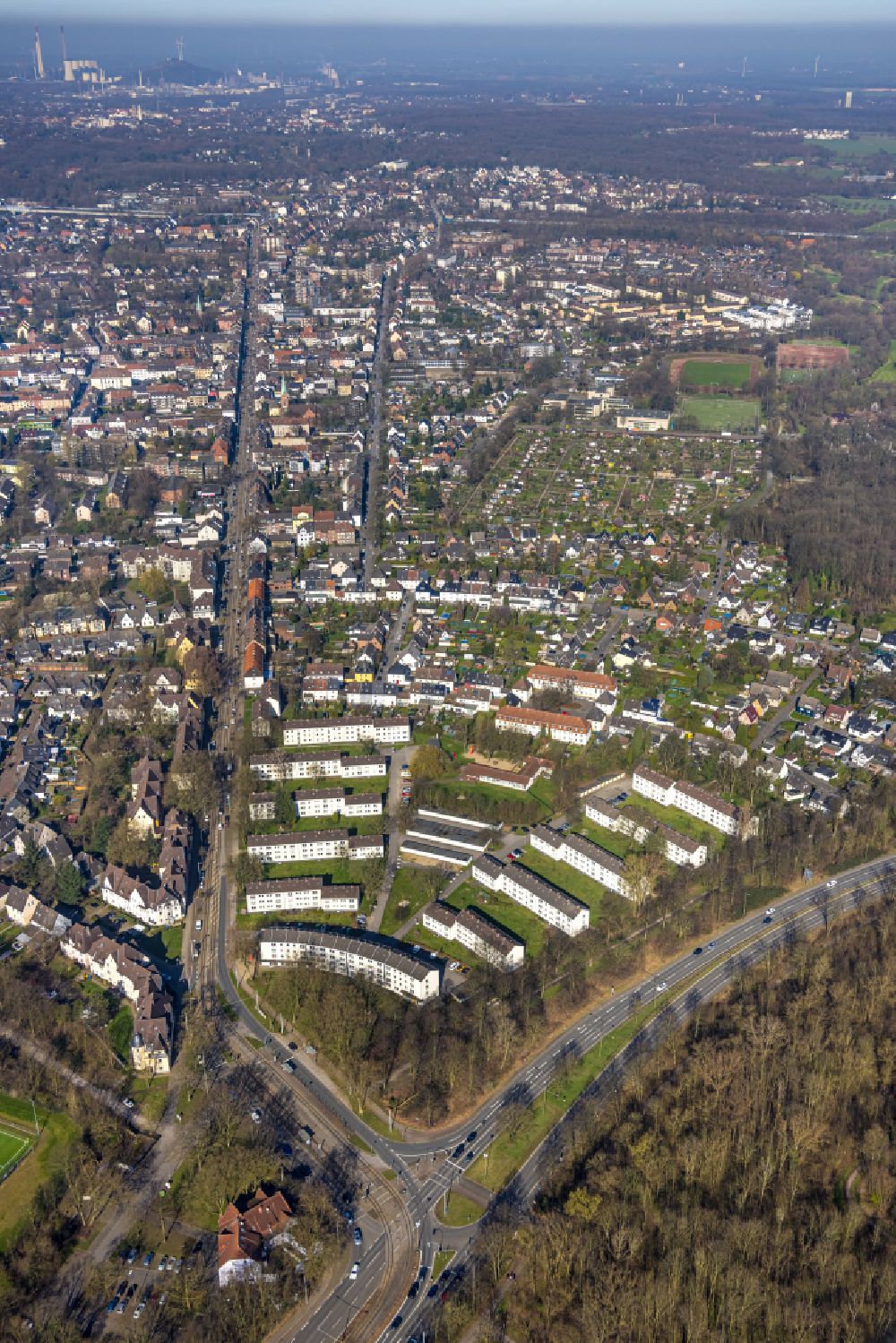 Aerial photograph Gelsenkirchen - City view of the inner city area along the Cranger Strasse in the district Erle in Gelsenkirchen at Ruhrgebiet in the state North Rhine-Westphalia, Germany